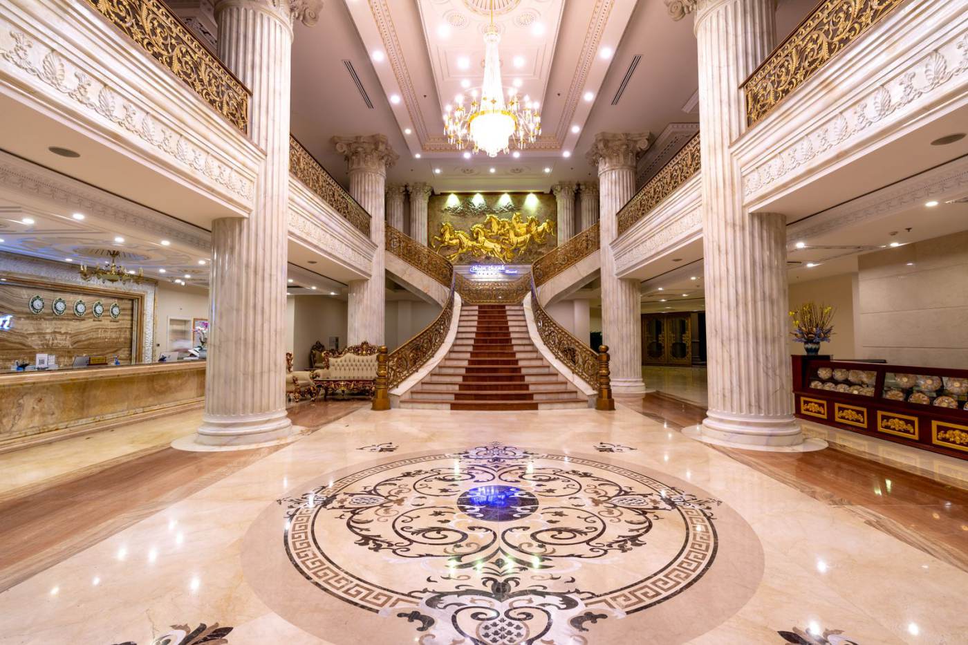 Hall com piso de mármore polido
