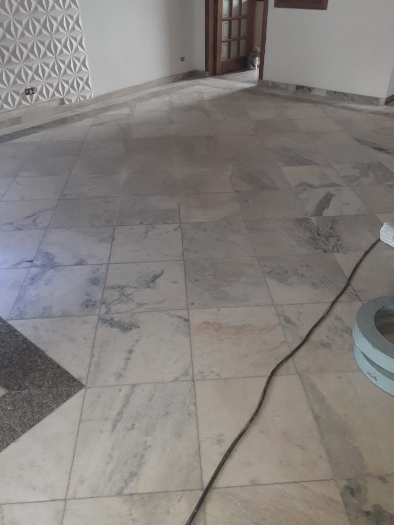 Polimento úmido de piso de mármore realizado pela JF Polimentos