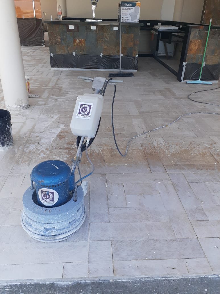 Piso de mármore em processo de polimento - JF Polimentos