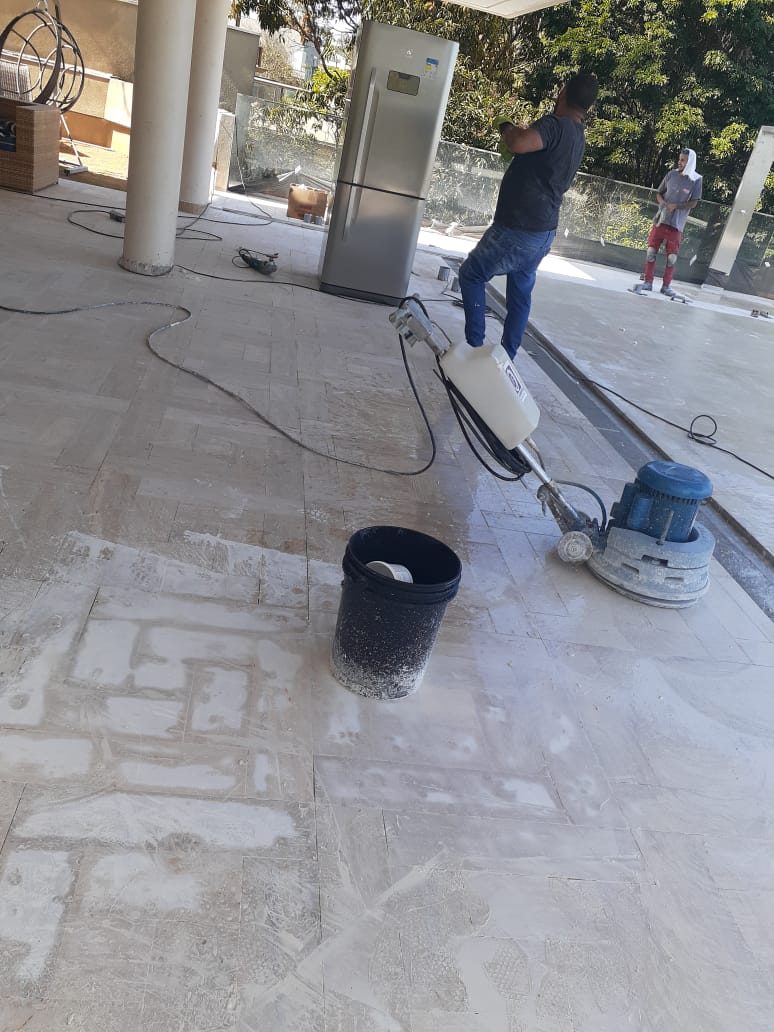Piso de mármore com brilho restaurado